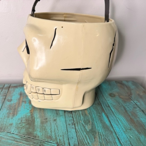 Vintage 1998 Skeleton Skull Halloween Bucket Décor Flashlight Eyes - Picture 8 of 14